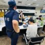 ▲圖說：員警獲報趕往第一銀行台中分行，成功攔阻「代工詐騙」，順利保住被害人張男血汗錢 （圖／台中市政府 提供）