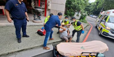 ▲圖說：民權派出所巡邏員警發現一名男騎士疑似因身體不適而自摔倒地，立即上前救援 （圖／台中市政府 提供）
