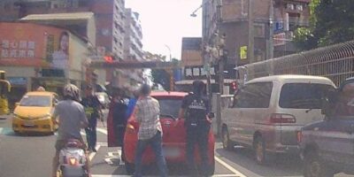 ▲圖說：員警與修車師傅一起將路中故障車輛推至路旁，迅速讓壅塞車流回復正常通行 （圖／台中市政府 提供）