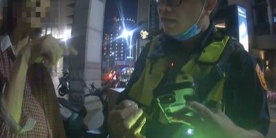 ▲圖說：蔡姓老婦人外出散步卻突然忘記回家路，民權警員獲報後趕赴現場關懷處置 （圖／台中市政府 提供）