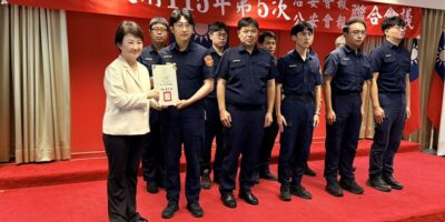 ▲圖說：臺中市長盧秀燕在治安會報中頒發「成功攔阻詐騙案件有功人員」感謝狀，表揚阻詐績優的銀行、郵局、地政及警員 （圖／台中市政府 提供）